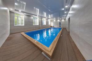 een groot binnenzwembad in een gebouw bij Vanadzor Armenia Hotel in Vanadzor