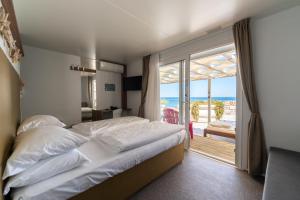 皮兰Barbara Piran Beach Hotel的一间带床的卧室，可欣赏海景
