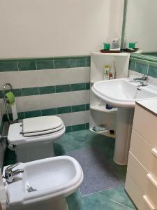 een badkamer met een toilet en een wastafel bij VillApulia in Brindisi