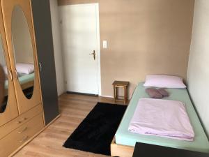 ein kleines Zimmer mit 2 Betten und einem Spiegel in der Unterkunft Seven‘S Apartments I in Löhnberg