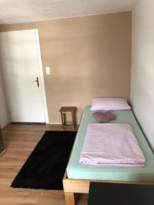 ein Schlafzimmer mit einem Bett und ein Zimmer mit einer Tür in der Unterkunft Seven‘S Apartments I in Löhnberg