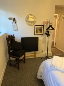 Μια τηλεόραση ή/και κέντρο ψυχαγωγίας στο Great rooms in an uber cool flat! London Bridge