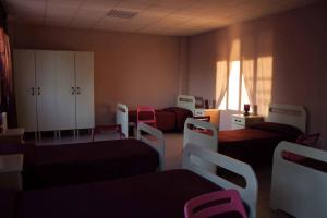 Pokój z kilkoma łóżkami i szafkami oraz oknem w obiekcie Casa Per Ferie Raggio Di Sole w mieście Ceriale