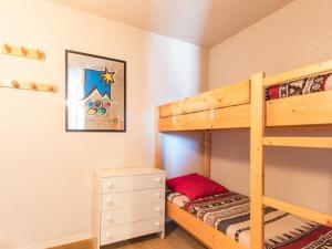 Appartement Saint-Chaffrey , 1 pièce, 4 personnes - FR-1-330E-54にある二段ベッド