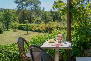 una mesa con copas de vino encima en Auberge du Grand Chêne, en Sillans-la Cascade