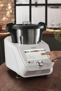 a person is pointing at a food processor at Villa Pigouille in Sainte-Marie-de-Ré