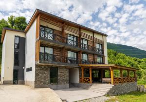 Nespecifikovaný výhled na hory nebo výhled na hory při pohledu z hotelu