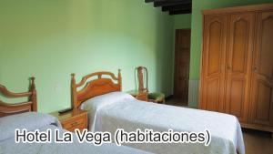 een slaapkamer met 2 bedden en een dressoir bij La Vega in La Vega