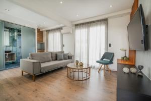 Televízia a/alebo spoločenská miestnosť v ubytovaní Stylish Living-Parthenon