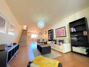 una sala de estar con un sofá y una mesa en Marble Apartments, en San Andrés