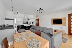 Kuchyňa alebo kuchynka v ubytovaní NORDBYHUS Apartamenty Stara Winiarnia