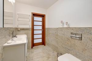 Kúpeľňa v ubytovaní NORDBYHUS Apartamenty Stara Winiarnia