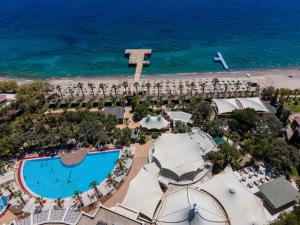 - une vue aérienne sur un complexe avec une piscine et une plage dans l'établissement Latanya Park Resort, à Yaliciftlik