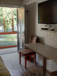 Televízia a/alebo spoločenská miestnosť v ubytovaní Hotel Olga