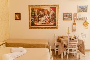 una habitación con una mesa y una pintura en la pared en [ApuliaLux] Salento d'incanto - Suites con Piscine Idromassaggio, en Taurisano