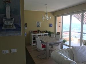 sala de estar con mesa de comedor con sillas en Amazing View, Swimming Pool, Relax, en Aldesago