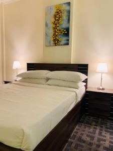 Un pat sau paturi într-o cameră la Chelsea Gardens Apartment