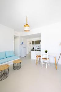un soggiorno con divano blu e tavolo di Studio 28 a Naxos Chora