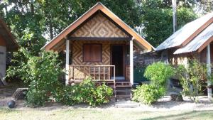 mały dom z gankiem i drzwiami w obiekcie Green Chilli Bungalows w mieście Ko Lanta