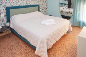 a bedroom with a bed with towels on it at Ca' Masieri Hotel in Trissino