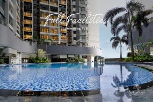 une grande piscine en face d'un bâtiment dans l'établissement R&F Princess Cove JB By SaffronCasa JB, à Johor Bahru