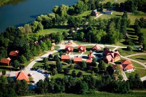 an aerial view of a resort with a lake at Aquatherma Termálfalu és Kemping in Zalaegerszeg