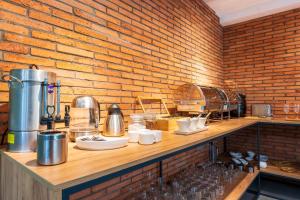 una stanza con un muro di mattoni e un bancone con cibo di Hotel Latveli Mestia a Mestia