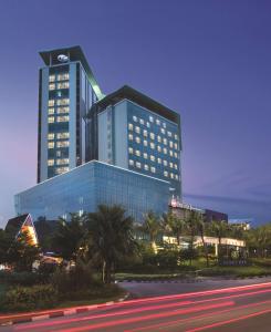 巴淡島中心的住宿－潘比爾貝斯特韋斯特優質酒店，一座大建筑,上面有标志