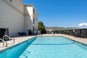 The swimming pool at or close to Comfort Inn Camp Verde I-17