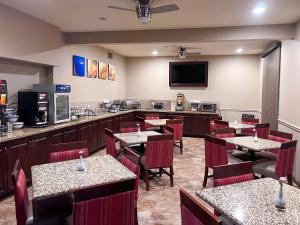 restauracja ze stołami i krzesłami oraz kuchnia w obiekcie Comfort Inn West Phoenix at 27th Ave and I-I0 w mieście Phoenix