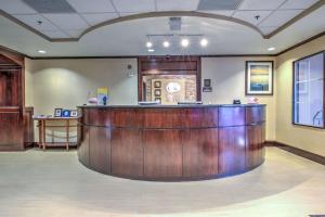 un gran vestíbulo con una barra de madera en una habitación en Comfort Suites Tomball Medical Center, en Tomball