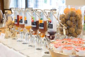 ein Buffet mit Getränken und Snacks auf dem Tisch in der Unterkunft Best Western Plus Hotel Expo in Villafranca di Verona