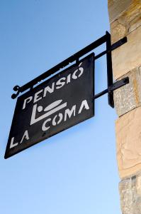 un cartello attaccato al lato di un edificio di La Coma a Tahull