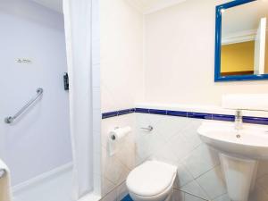 A bathroom at ibis budget Glasgow Cumbernauld