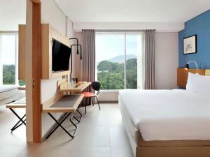 Televiisor ja/või meelelahutuskeskus majutusasutuses ibis Styles Bogor Pajajaran