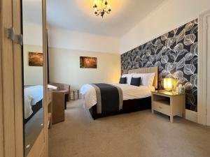 Un pat sau paturi într-o cameră la Birkdale Guest House