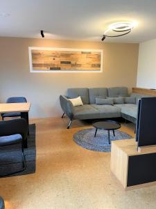 ein Wohnzimmer mit einem Sofa und einem TV in der Unterkunft Mein Traumblick in Rettenberg