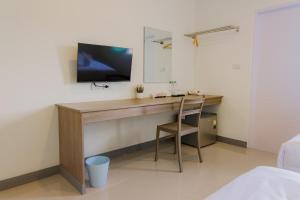 TV a/nebo společenská místnost v ubytování ONE Chumphon Hotel