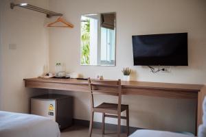 TV a/nebo společenská místnost v ubytování ONE Chumphon Hotel
