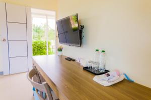 TV a/nebo společenská místnost v ubytování ONE Chumphon Hotel