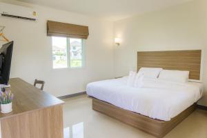 Postel nebo postele na pokoji v ubytování ONE Chumphon Hotel