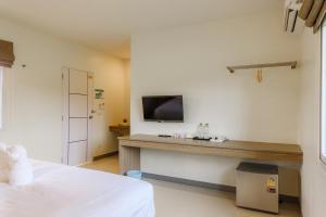 TV a/nebo společenská místnost v ubytování ONE Chumphon Hotel