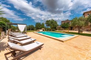 una piscina con tumbonas junto a una casa en Manacor - 39698 Mallorca en Manacor