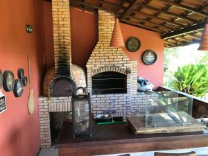 a kitchen with a brick oven in a room at Sitio Maravilha in Mulungu
