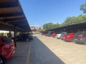 eine Reihe von Autos auf einem Parkplatz in der Unterkunft Villa Dulce Algarve Golf and Beach in Islantilla