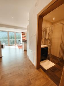 een grote keuken met houten vloeren en een groot raam bij Patteriol Lodge in Sankt Anton am Arlberg