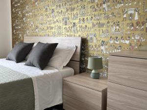 ノートにあるCentopassi Noto B&Bのベッドルーム1室(ベッド1台付)、壁画が備わります。