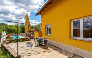 Bazén v ubytování Cozy Home In Viskovo With Kitchen nebo v jeho okolí
