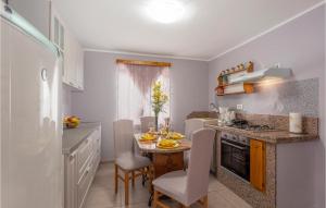 Fotografie z fotogalerie ubytování Cozy Home In Viskovo With Kitchen v destinaci Bezjaki