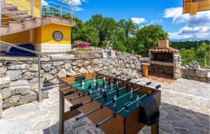 Stolní tenis v ubytování Cozy Home In Viskovo With Kitchen nebo okolí